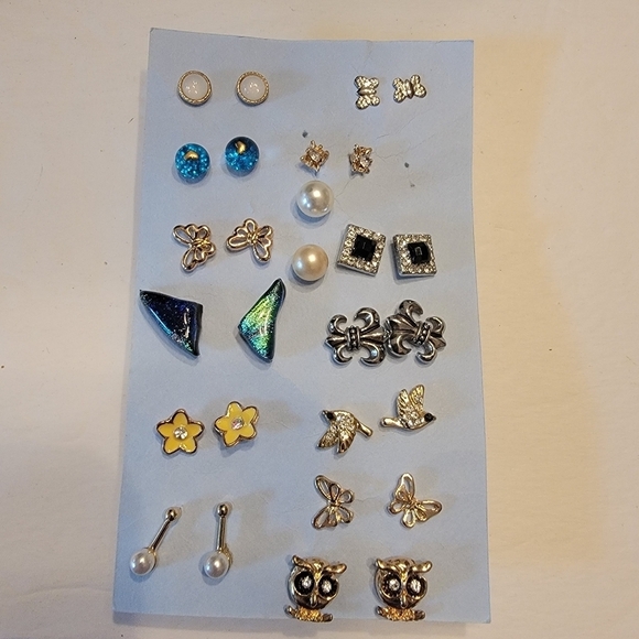 14 Pairs of Pierced Earrings - Picture 1 of 4